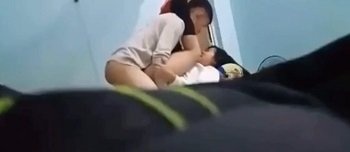 sex viet-Bố mẹ về nhà bắt gặp đang trần truồng với người yêu